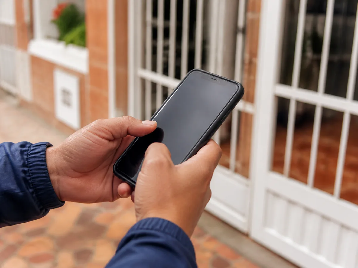 Alguien pidiendo desde el portal de su casa